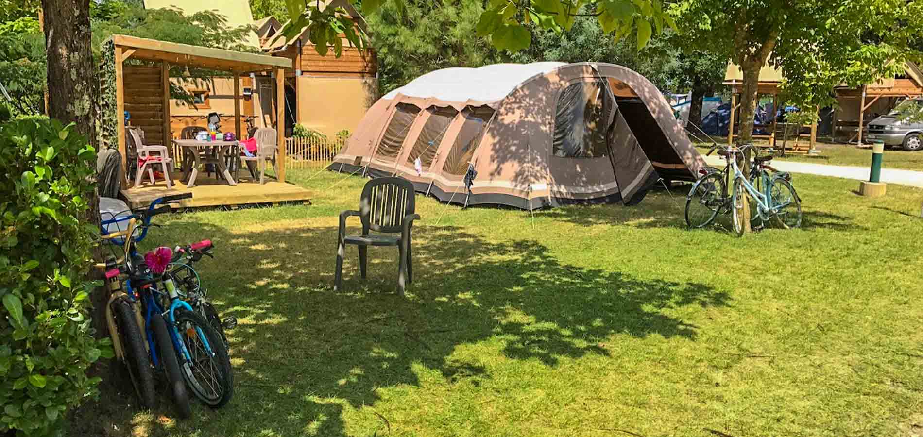 Vacances en plein air : opter pour un emplacement avec sanitaires privés